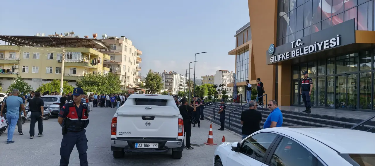 Silifke Belediyesi'ne operasyon: Belediye Başkanı dahil çok sayıda gözaltı var