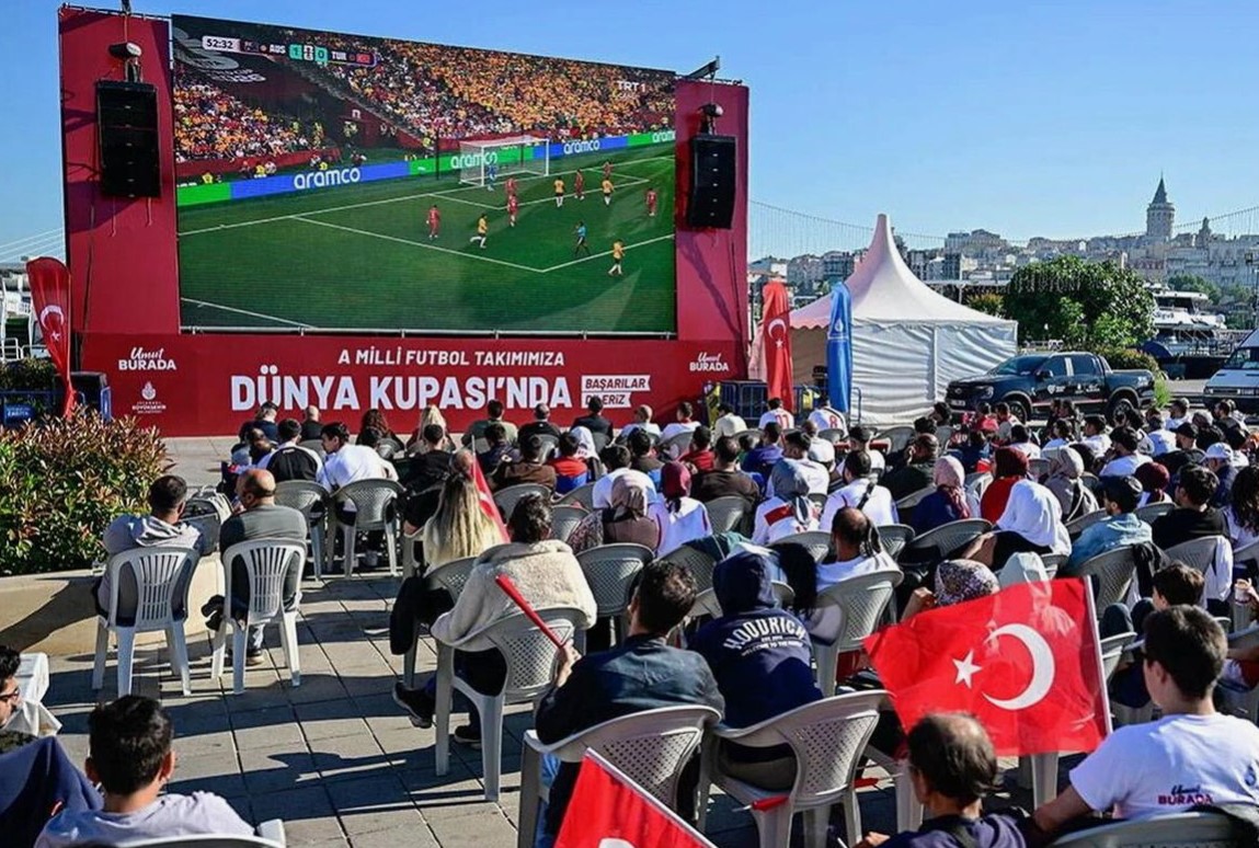 Bakanlık duyurdu: Milli maç programları iptal, 81 ilde dev ekranlar kaldırılıyor!