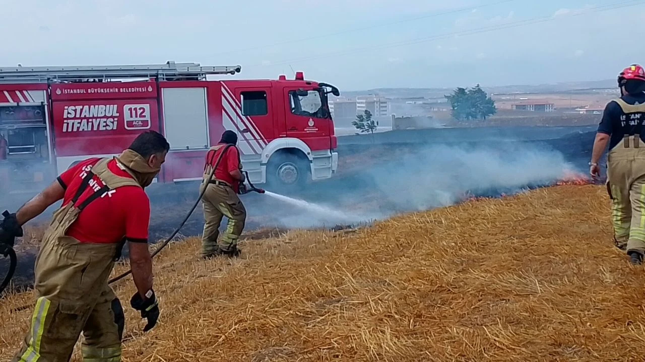 Silivri'de otluk alanda yangın çıktı: Müdahaleye gelen İtfaiye aracı devrildi!