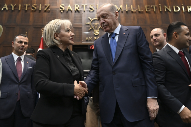 AK Parti'ye geçti: CHP'den istifa eden İstanbul Milletvekili Nimet Özdemir'in rozetini Erdoğan taktı, Nimet Özdemir kimdir?