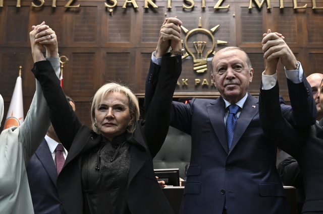 AK Parti'ye geçti: CHP'den istifa eden İstanbul Milletvekili Nimet Özdemir'in rozetini Erdoğan taktı, Nimet Özdemir kimdir?