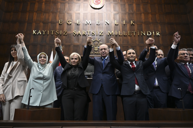 AK Parti'ye geçti: CHP'den istifa eden İstanbul Milletvekili Nimet Özdemir'in rozetini Erdoğan taktı, Nimet Özdemir kimdir?