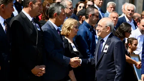 Mutlak butlan sonrasında Kemal Kılıçdaroğlu ve Özgür Özel, ilk kez göz göze gelip tokalaştı