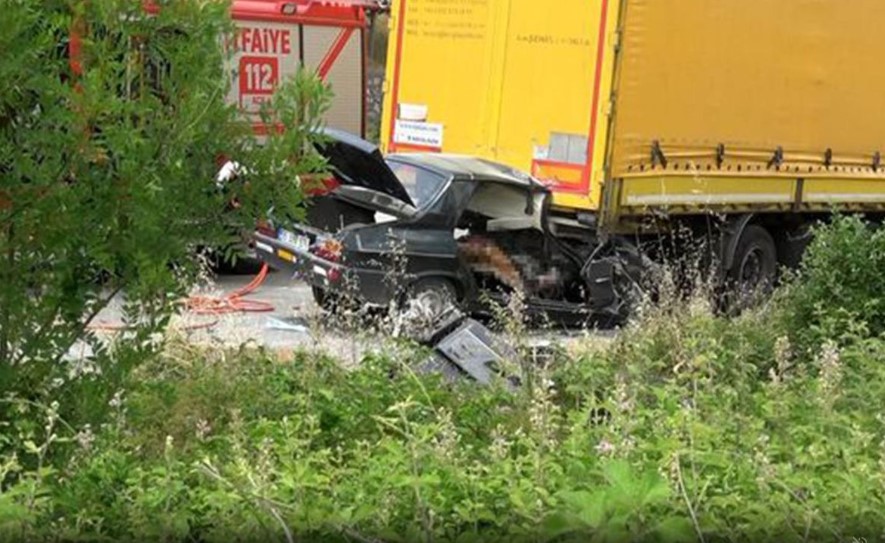 Samsun'un Bafra ilçesinde feci kaza: Tırın altına ok gibi saplandı!