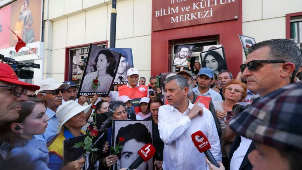 Özgür Özel'e büyük tepki: Madımak Oteli'ndeki anma töreninde gergin anlar!