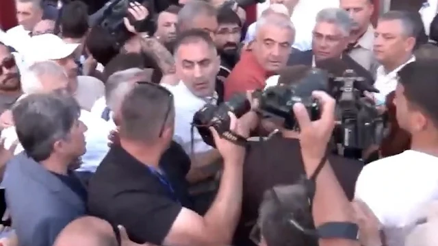 Özgür Özel'e büyük tepki: Madımak Oteli'ndeki anma töreninde gergin anlar!