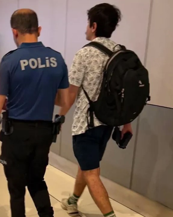 Komedyen Deniz Göktaş havaalanında gözaltına alındı