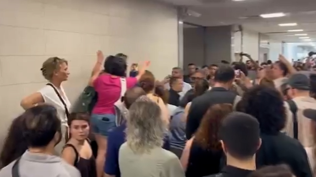 Deniz Göktaş'a destek için adliyeye gitti: Kılıçdaroğlu'na protesto yağmuru!