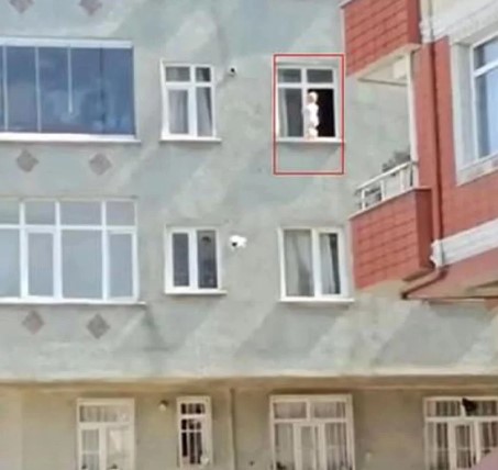 İstanbul'da yürekleri ağza getiren olay: Evin penceresinde yürüyen bebek düşmekten son anda kurtarıldı!
