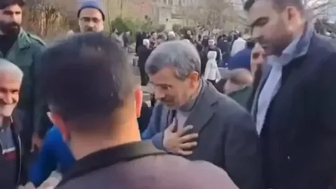 ABD saldırılarında öldüğü iddia edilmişti: Ahmedinejad, Hamaney'in cenaze töreninde ortaya çıktı!