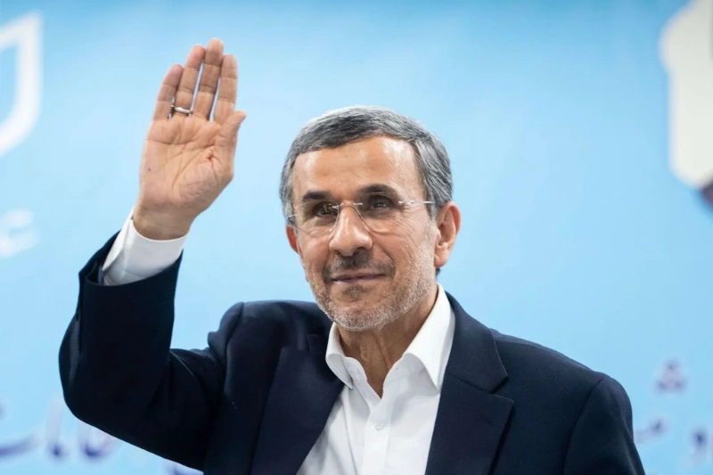 ABD saldırılarında öldüğü iddia edilmişti: Ahmedinejad, Hamaney'in cenaze töreninde ortaya çıktı!
