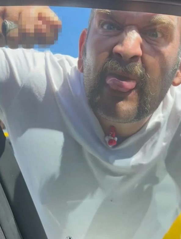 Türkiye bu edepsizliği konuşuyor: Trafikte tartıştığı sürücüye uygunsuz hareketler yapan saldırgan için emniyet'i harekete geçirdi!