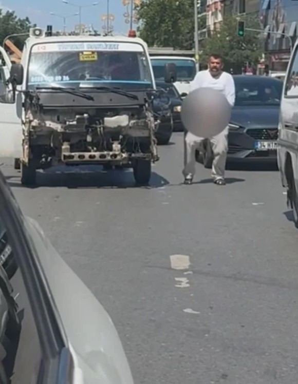 Türkiye bu edepsizliği konuşuyor: Trafikte tartıştığı sürücüye uygunsuz hareketler yapan saldırgan için emniyet'i harekete geçirdi!