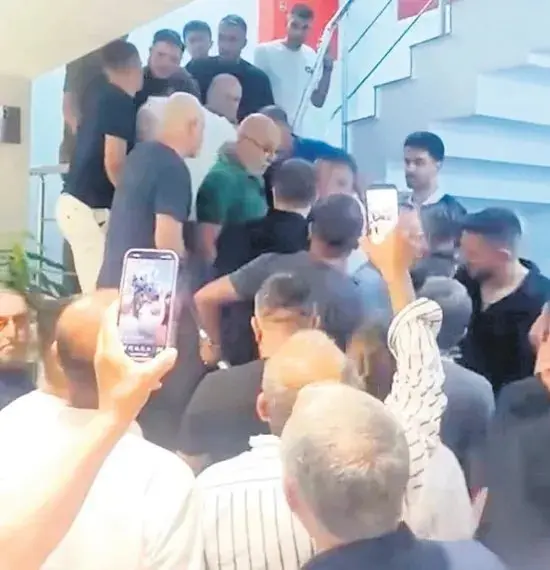 CHP'de kaos sürüyor: Özel’in ekibinden il binalarını boşaltmamak için tekme, tokat, kavga, çilingir ve talanlı direniş!