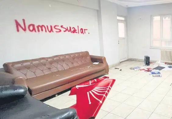 CHP'de kaos sürüyor: Özel’in ekibinden il binalarını boşaltmamak için tekme, tokat, kavga, çilingir ve talanlı direniş!