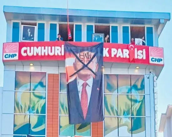 CHP'de kaos sürüyor: Özel’in ekibinden il binalarını boşaltmamak için tekme, tokat, kavga, çilingir ve talanlı direniş!