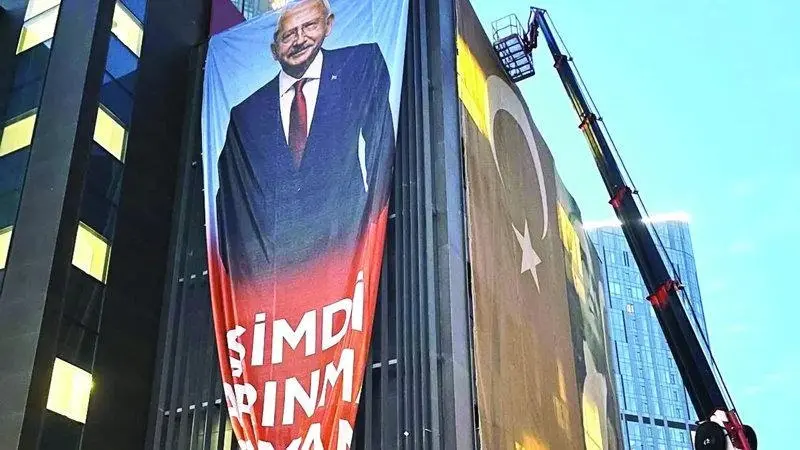 CHP'de poster krizi: İmamoğlu resmi İstanbul il binasından iki kez indirildi