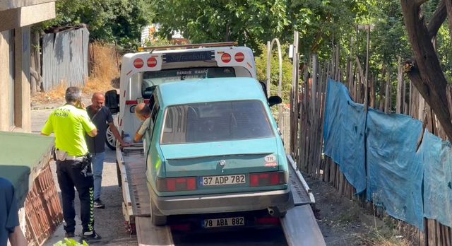 Polisin 'Dur' ihtarına uymayan sürücü, hamile kadını araçta bırakıp kaçtı