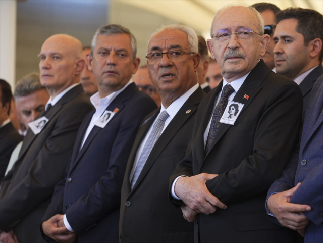 Aslı Baykal, annesini toprağa verdikten sonra CHP'li siyasilere böyle çıkıştı!