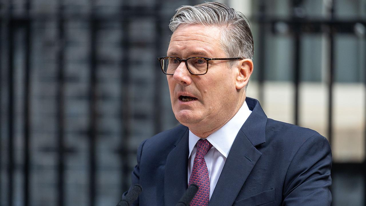 İngiltere Başbakanı koltuğu bıraktıi: Keir Starmer, başbakanlık görevinden resmen istifa etti