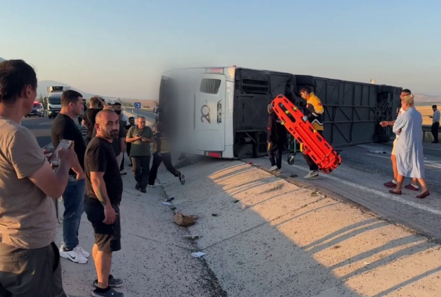 Kara yolunda can pazarı: Yolcu otobüsü bariyere çarparak devrildi!