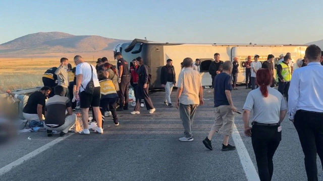 Kara yolunda can pazarı: Yolcu otobüsü bariyere çarparak devrildi!