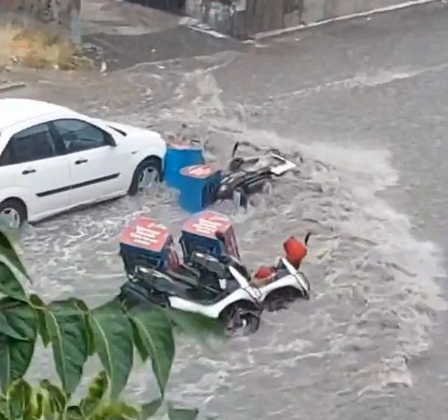 Ankara'da hava felaketi: Yollar çöktü, araçlar çukura düştü!