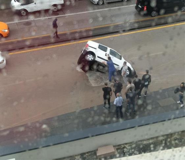 Ankara'da hava felaketi: Yollar çöktü, araçlar çukura düştü!