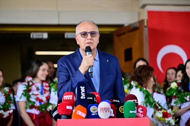 Şampiyon Filenin Sultanları'na İstanbul havalimanında büyük ilgi: Çiçeklerle karşılandılar