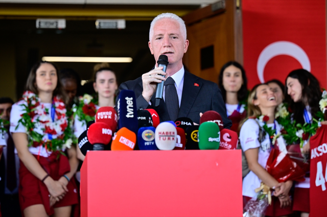 Şampiyon Filenin Sultanları'na İstanbul havalimanında büyük ilgi: Çiçeklerle karşılandılar