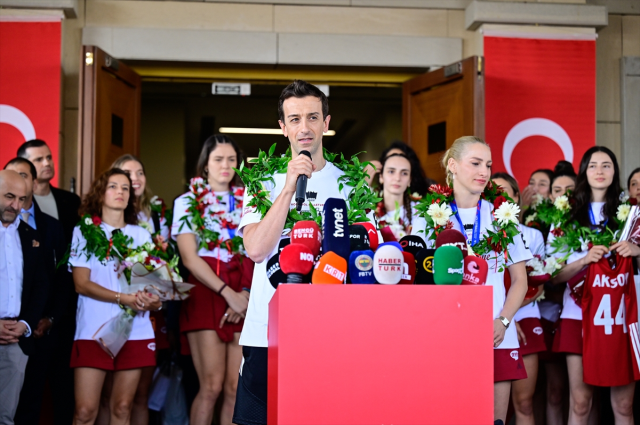 Şampiyon Filenin Sultanları'na İstanbul havalimanında büyük ilgi: Çiçeklerle karşılandılar