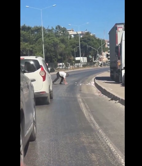 Trafikte büyük panik: Çuval dolusu para otoyola saçıldı! 