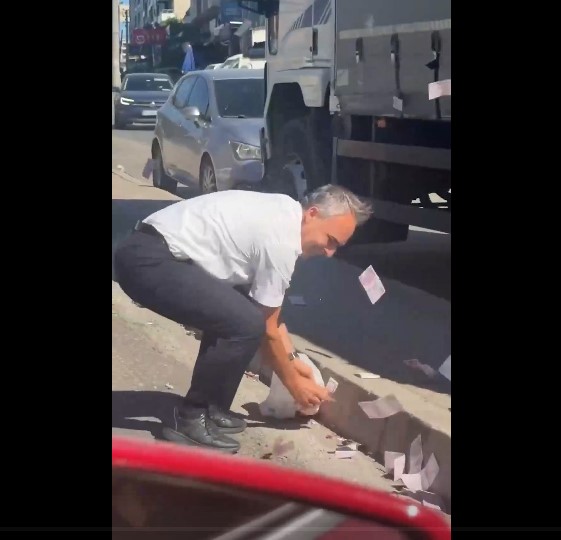 Trafikte büyük panik: Çuval dolusu para otoyola saçıldı!