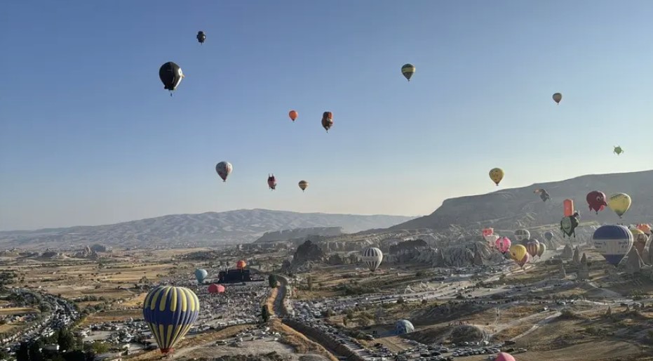 Kapadokya semalarında görsel şölen: Figürlü balonlar, gökyüzünü süsledi