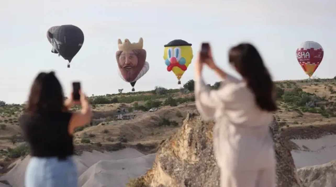 Kapadokya semalarında görsel şölen: Figürlü balonlar, gökyüzünü süsledi