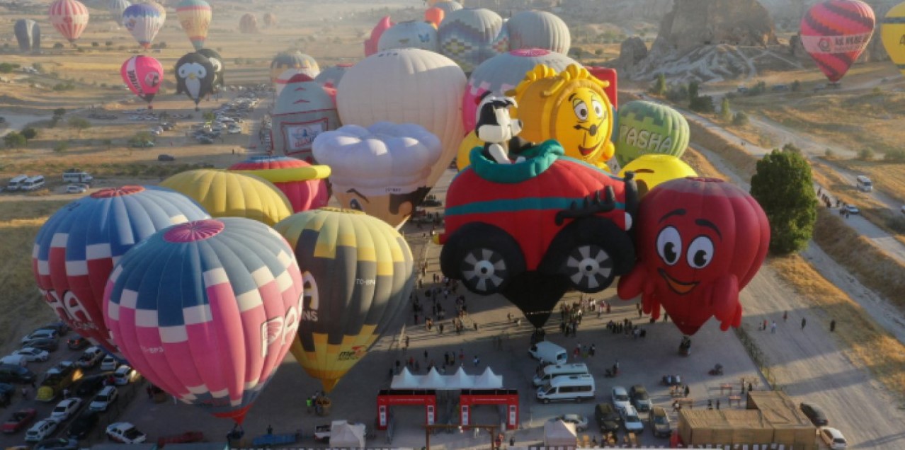Kapadokya semalarında görsel şölen: Figürlü balonlar, gökyüzünü süsledi