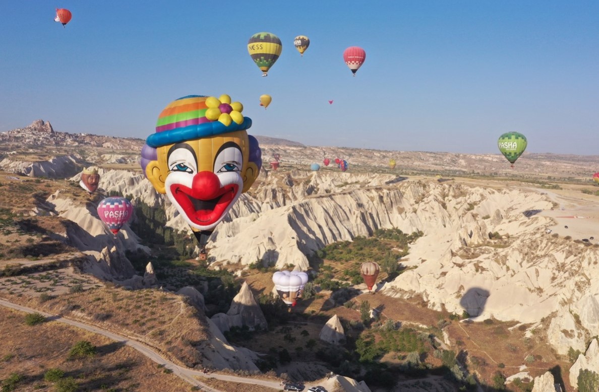 Kapadokya semalarında görsel şölen: Figürlü balonlar, gökyüzünü süsledi