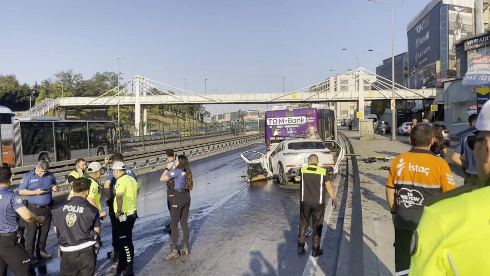İETT otobüsüne çarpan otomobilde can pazarı: Sıkışan 3 kişi hayatını kaybetti!