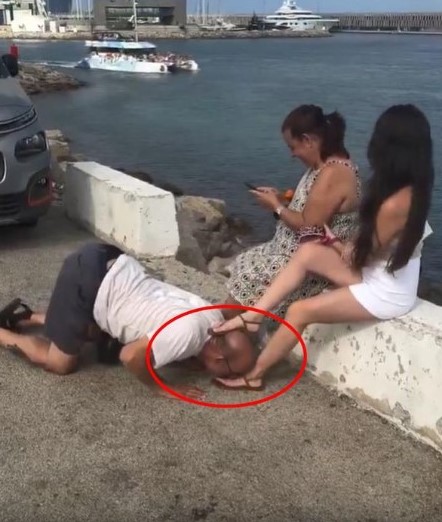 Bu adam ne yapıyor? Önce ayaklarını öptü, sonra havlamaya başladı!