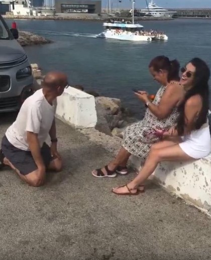 Bu adam ne yapıyor? Önce ayaklarını öptü, sonra havlamaya başladı!