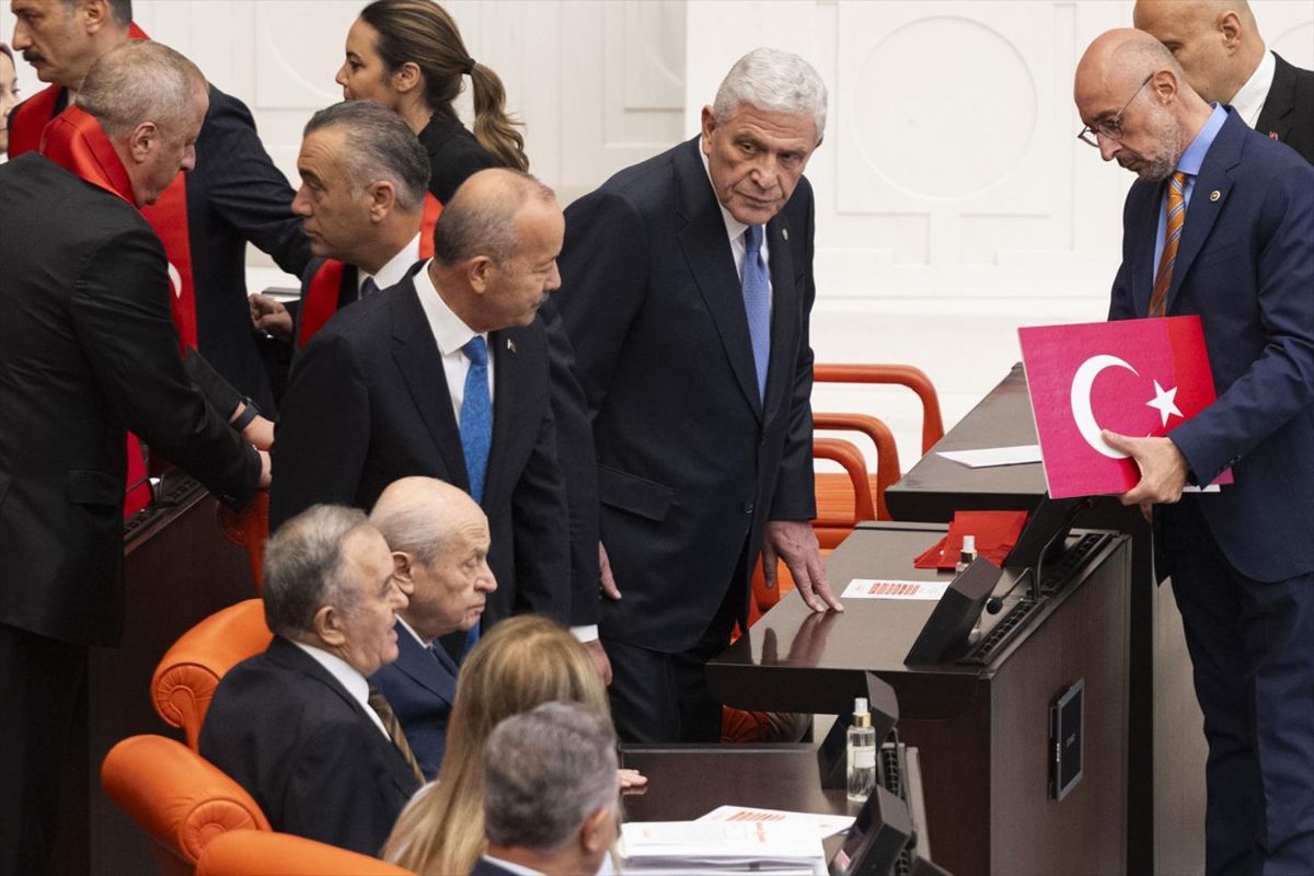 Bahçeli ile Dervişoğlu gündem oldu: Yan yana oturup birbirlerinin yüzüne bile bakmadılar!