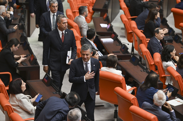 Özgür Özel, Genel Kurul'daki tarihi oturumda konuştu: Yeni Parti "çerçeve yasa" için kararını verdi