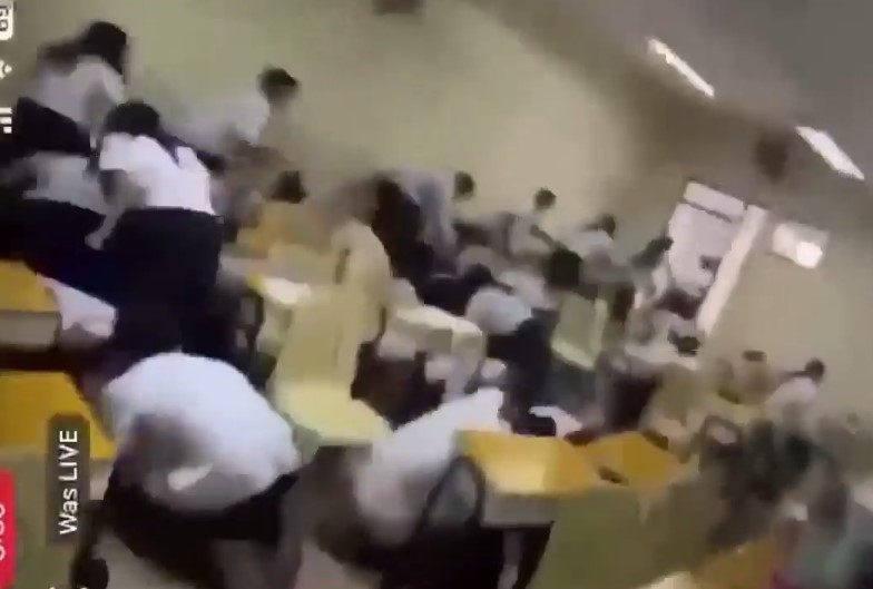 Dünya bu korkunç görüntüleri konuşuyor: Lisede silahlı saldırı, ölü ve yaralılar var!