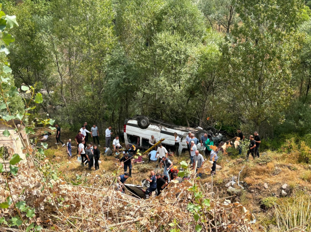 Sivas'ta yolcu minibüsü şarampole uçtu: Çok sayıda ölü ve yaralılar var!