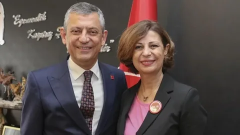 CHP'de bir istifa daha: Ayşe Ünlüce partisinden istifa edip Yeni Parti'ye katıldı!