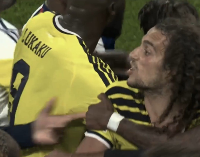UEFA Şampiyonlar Ligi maçı sonrası olay: Lyonlu futbolcular, Guendouzi'ye saldırmaya kalktı!