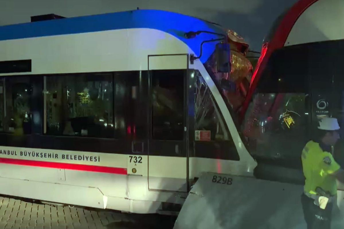 İstanbul'da hareketli dakikalar: iki tramvay kafa kafaya çarpıştı, Çok sayıda yaralı var!