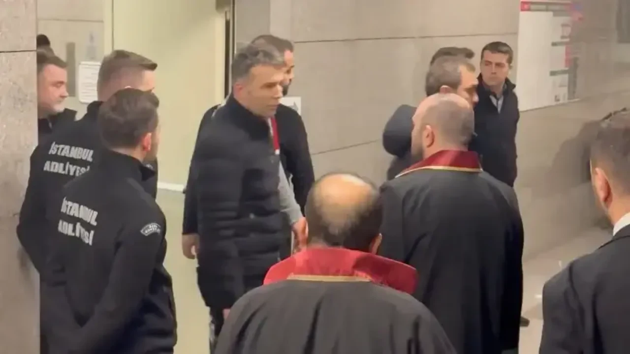 Mehmet Akif Ersoy'a tahliye vadedip rüşvet isteyen 4 kişiye suçüstü!