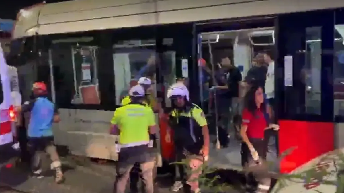 İstanbul'da hareketli dakikalar: iki tramvay kafa kafaya çarpıştı, Çok sayıda yaralı var!
