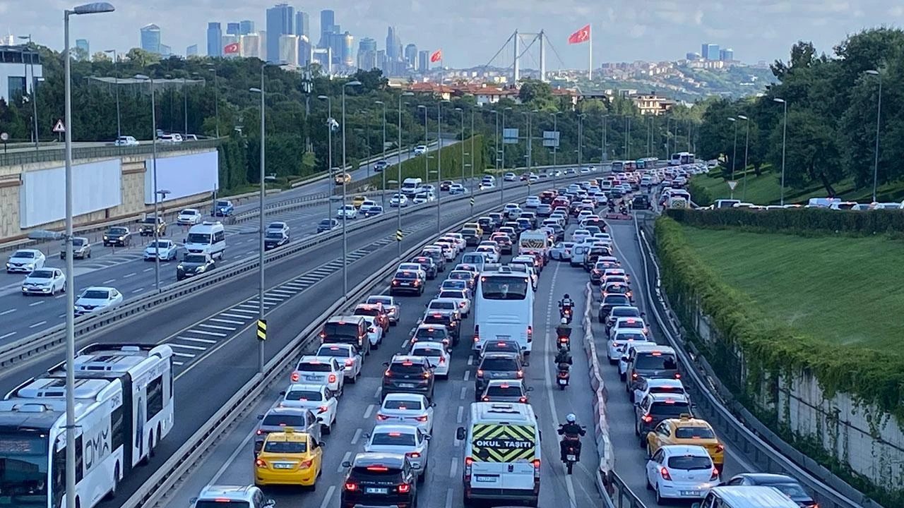 İstanbul'da saat verildi: Bugün bazı yollar kapatılacak!